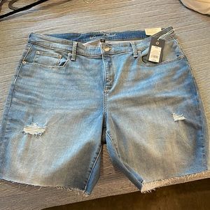 Mid-rise Bermuda shorts